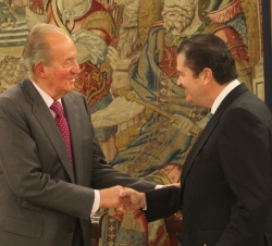 Su Majestad el Rey recibe el saludo del galardonado con el IX Premio FONDENA, el presidente de Endesa, Borja Prado